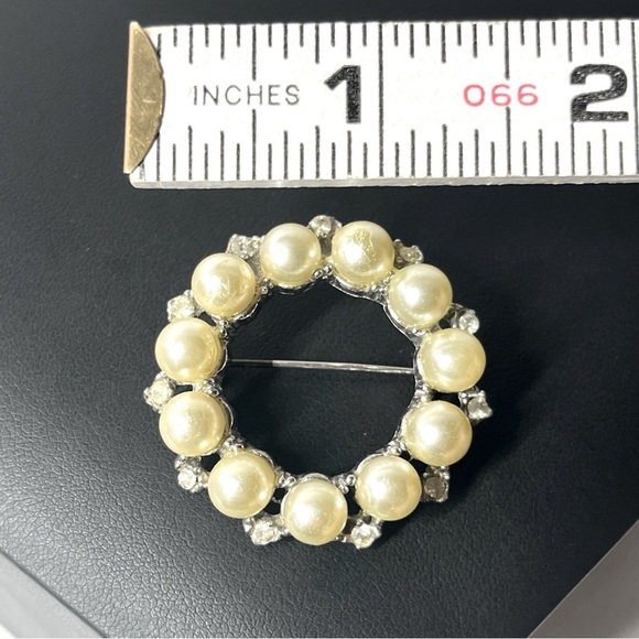 VTG 60's Pearl Crystal Circle Brooch 1.5" - Picture 2 of 5